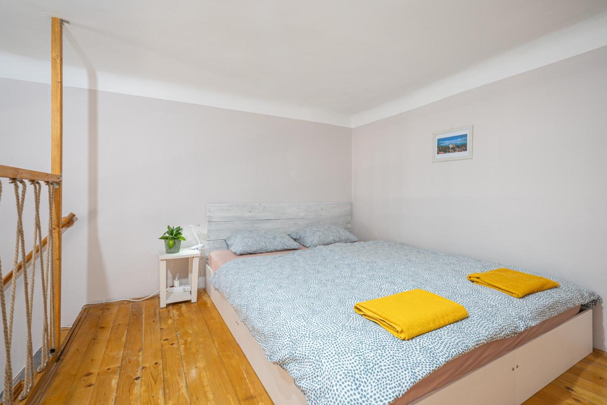 Affordable Heroes' Square Apartment *